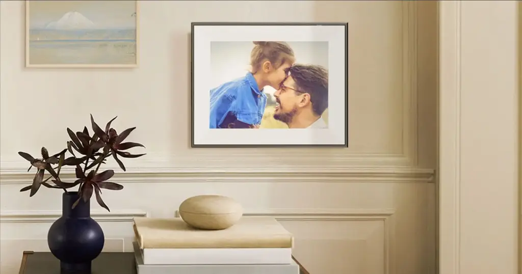 Το Aura Ink 13” είναι το πρώτο ασύρματο ψηφιακό κάδρο e-paper που μοιάζει με εκτύπωση