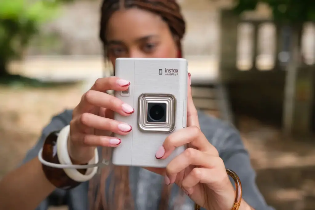 Η Fujifilm παρουσιάζει τη νέα instax mini LiPlay+ – τη νέα γενιά υβριδικής instant κάμερας με διπλό φακό και ήχο