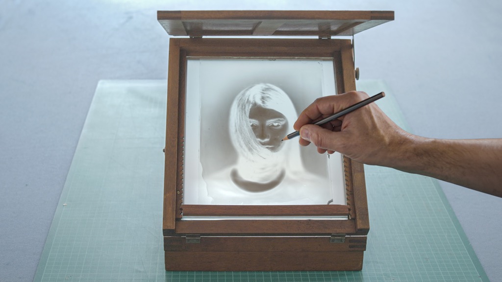 Το Αναλογικό Photoshop του 19ου αιώνα: Το Αντικέ Retouching Desk που επανέφερε στη ζωή ο Markus Hofstätter