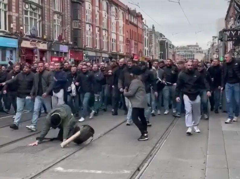 Χούλιγκανς επιτέθηκαν [βίντεο] και έφτυσαν φωτογράφους