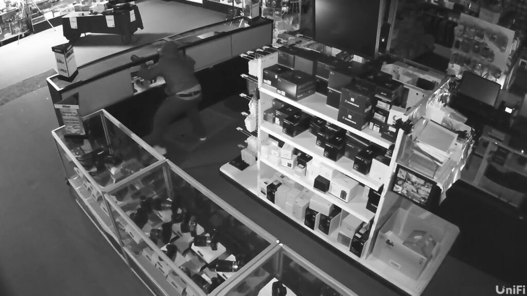 Κλοπή 100.000 δολαρίων σε φωτογραφικό εξοπλισμό από το The Camera Store στον Καναδά