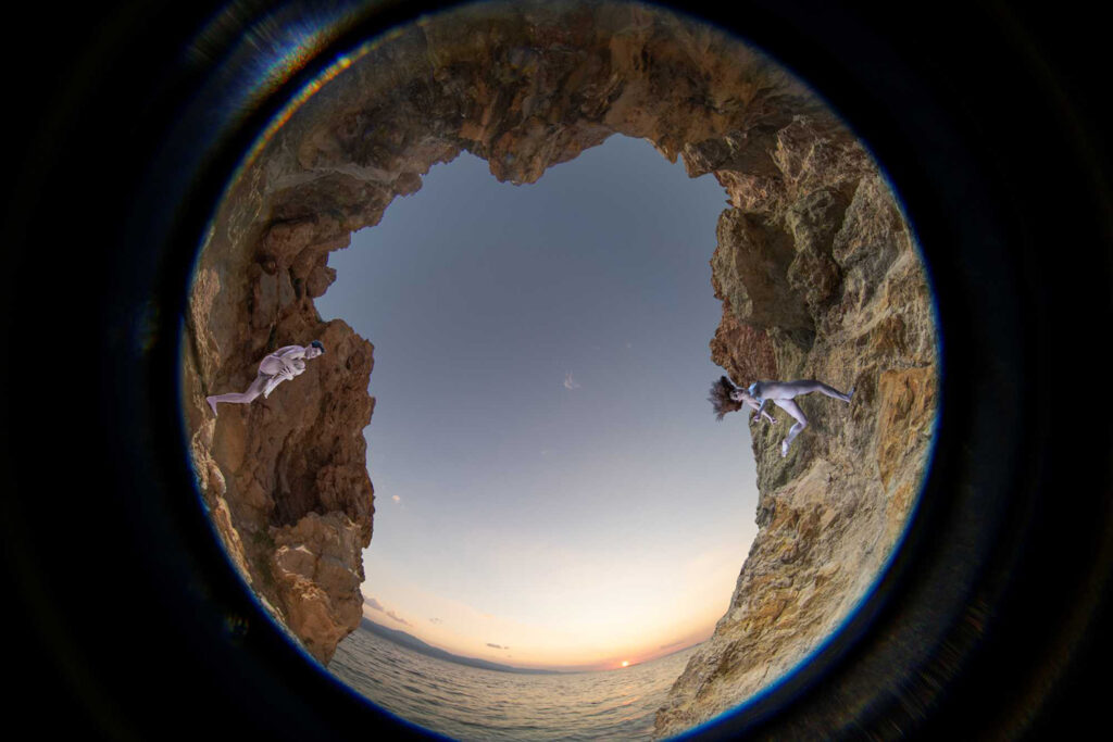 Η ατομική έκθεση “Η Γη Γυρίζει, η Γη: Όλο Γυρίζει” στη Blank Wall Gallery