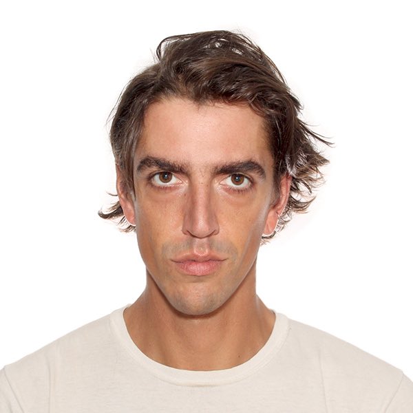 Το νέο trend με τις φωτογραφίες διαβατηρίου στη Νέα Υόρκη