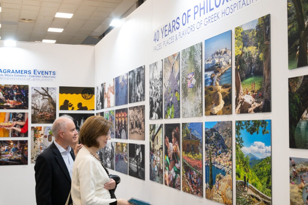 Η ομαδική έκθεση “40 Years of Philoxenia: Faces, Places & Flavors of Greek Hospitality” τίμησε την ελληνική φιλοξενία
