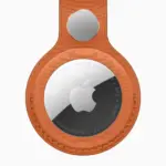 Το νέο Apple AirTag δεύτερης γενιάς με FineWoven Key Ring σε πορτοκαλί χρώμα