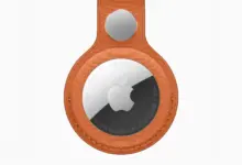 Το νέο Apple AirTag δεύτερης γενιάς με FineWoven Key Ring σε πορτοκαλί χρώμα