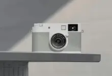 Λευκή Fujifilm X half σε κοντινό πλάνο, με έμφαση στον μίνιμαλ σχεδιασμό.