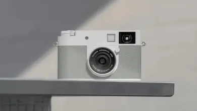 Λευκή Fujifilm X half σε κοντινό πλάνο, με έμφαση στον μίνιμαλ σχεδιασμό.