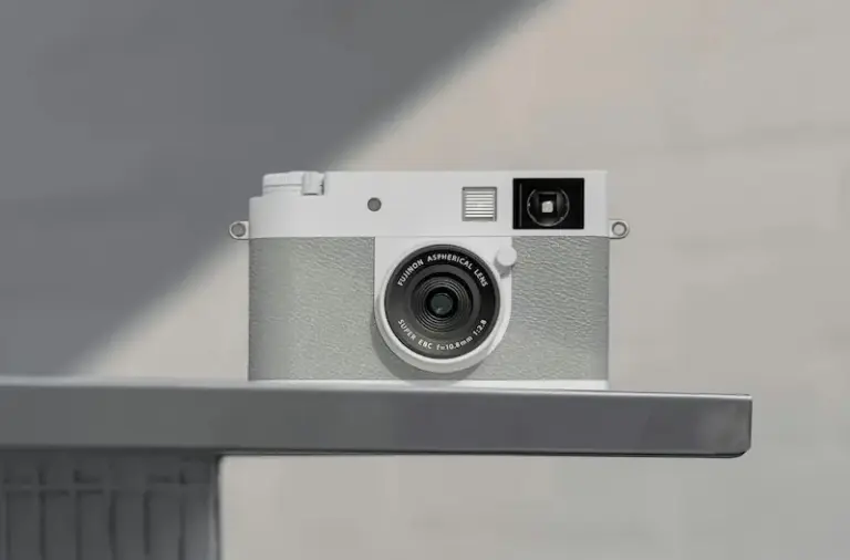 Λευκή Fujifilm X half σε κοντινό πλάνο, με έμφαση στον μίνιμαλ σχεδιασμό.