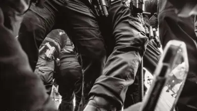 Στιγμιότυπο από τις ΗΠΑ όπου φωτορεπόρτερ πετά την κάμερά του σε συνάδελφο ενώ ακινητοποιείται, για να σωθεί η καταγραφή