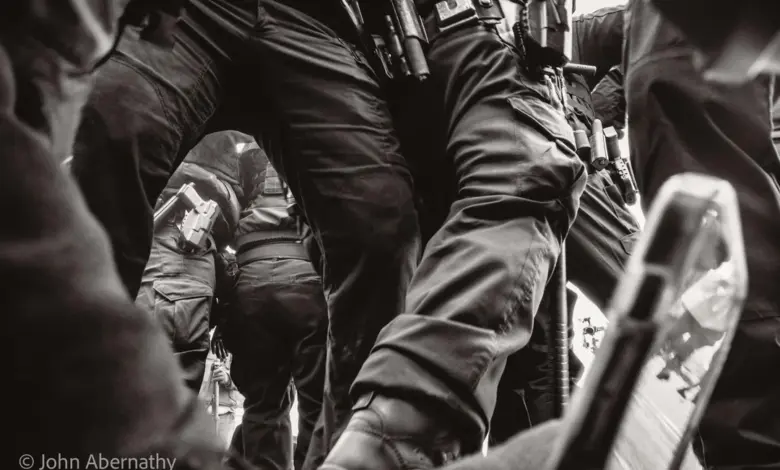 Στιγμιότυπο από τις ΗΠΑ όπου φωτορεπόρτερ πετά την κάμερά του σε συνάδελφο ενώ ακινητοποιείται, για να σωθεί η καταγραφή