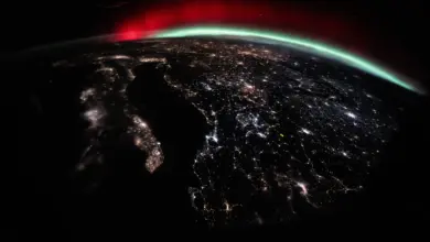 Κόκκινο και πράσινο σέλας πάνω από την Ευρώπη όπως φαίνεται από το διάστημα