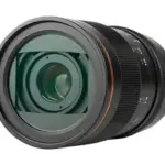 Brightin Star 60mm f/2.8 APS-C macro lens σε κοντινή λήψη