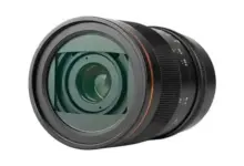 Brightin Star 60mm f/2.8 APS-C macro lens σε κοντινή λήψη