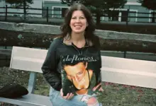 Το εμβληματικό εξώφυλλο του άλμπουμ Around the Fur των Deftones με γυναίκα σε τζακούζι, τραβηγμένο από ψηλά