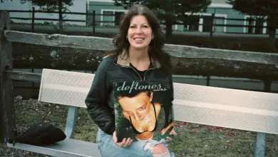 Το εμβληματικό εξώφυλλο του άλμπουμ Around the Fur των Deftones με γυναίκα σε τζακούζι, τραβηγμένο από ψηλά