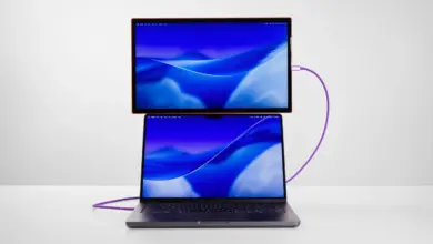 Φορητή οθόνη Espresso Lite 15 πάνω από laptop για dual-screen εργασία
