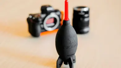 Φυσητήρας χειρός καθαρισμού κάμερας σε πρώτο πλάνο, με σώμα και φακό στο φόντο