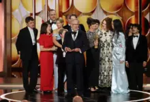 Σκηνή απονομής Χρυσών Σφαιρών 2026 με φωτισμό και κάμερες