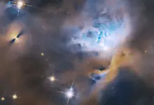 Νεαρά αστρικά αντικείμενα, πρωτοάστρα και νεφελώματα στην περιοχή NGC 1333 όπως καταγράφηκαν από το Hubble