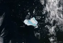 Παγόβουνο A-23A με έντονες μπλε λίμνες λιωμένου νερού στην επιφάνειά του