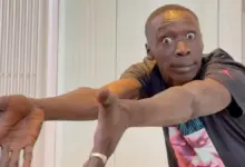 Ο Khaby Lame σε χαρακτηριστική βουβή αντίδραση, σύμβολο της καθολικής γλώσσας του