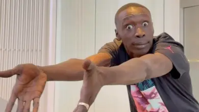 Ο Khaby Lame σε χαρακτηριστική βουβή αντίδραση, σύμβολο της καθολικής γλώσσας του