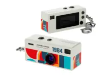 Μικρή κάμερα μπρελόκ σε κόκκινο χρώμα με οθόνη και κουμπιά