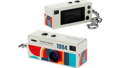 Μικρή κάμερα μπρελόκ σε κόκκινο χρώμα με οθόνη και κουμπιά