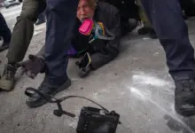 Φωτογράφος πετά τη Leica σε συνάδελφο ενώ συλλαμβάνεται σε διαδήλωση στη Μινεάπολη