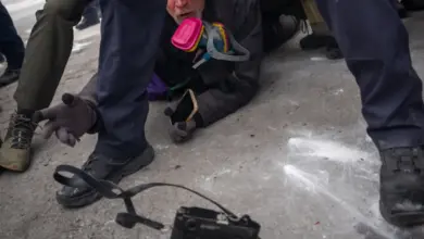 Φωτογράφος πετά τη Leica σε συνάδελφο ενώ συλλαμβάνεται σε διαδήλωση στη Μινεάπολη