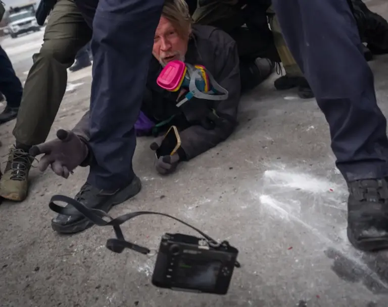 Φωτογράφος πετά τη Leica σε συνάδελφο ενώ συλλαμβάνεται σε διαδήλωση στη Μινεάπολη