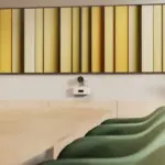 Logitech Rally AI Camera εγκατεστημένη σε μεγάλη αίθουσα συσκέψεων με αυτόματο καδράρισμα ομιλητών