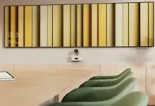 Logitech Rally AI Camera εγκατεστημένη σε μεγάλη αίθουσα συσκέψεων με αυτόματο καδράρισμα ομιλητών