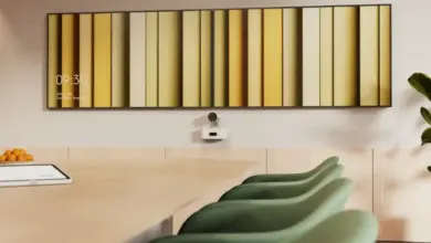 Logitech Rally AI Camera εγκατεστημένη σε μεγάλη αίθουσα συσκέψεων με αυτόματο καδράρισμα ομιλητών