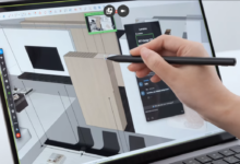 Snap-on οθόνη αφής Magic Screen κουμπωμένη σε MacBook για χειρισμό με δάχτυλο και γραφίδα