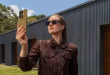 Το Motorola signature με έμφαση στη λεπτή σχεδίαση, το μεταλλικό πλαίσιο και το σύστημα τεσσάρων καμερών.