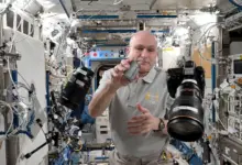 Αστροναύτης αλλάζει μπαταρία σε Nikon Z9 σε συνθήκες μηδενικής βαρύτητας μέσα στον Διεθνή Διαστημικό Σταθμό.