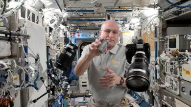 Αστροναύτης αλλάζει μπαταρία σε Nikon Z9 σε συνθήκες μηδενικής βαρύτητας μέσα στον Διεθνή Διαστημικό Σταθμό.