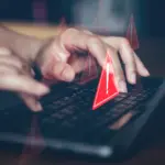 Χρήστης ψωνίζει online με προειδοποιήσεις ασφάλειας στην οθόνη