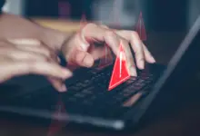 Χρήστης ψωνίζει online με προειδοποιήσεις ασφάλειας στην οθόνη