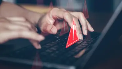 Χρήστης ψωνίζει online με προειδοποιήσεις ασφάλειας στην οθόνη