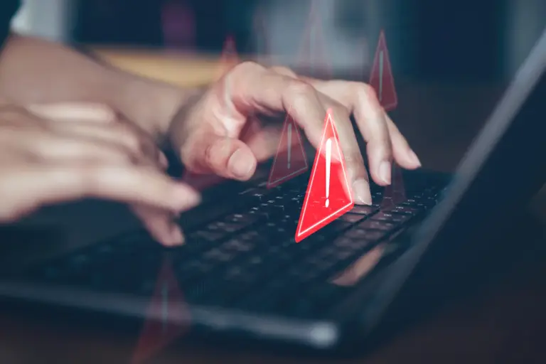 Χρήστης ψωνίζει online με προειδοποιήσεις ασφάλειας στην οθόνη