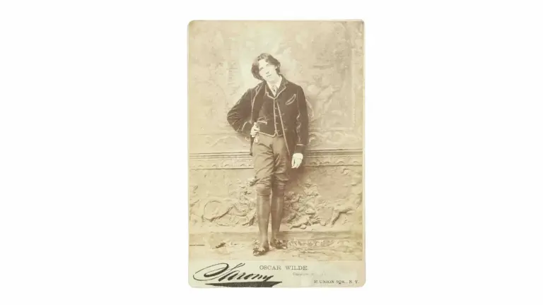 Πορτρέτο του Oscar Wilde το 1882 από τον φωτογράφο Napoleon Sarony σε μορφή cabinet card