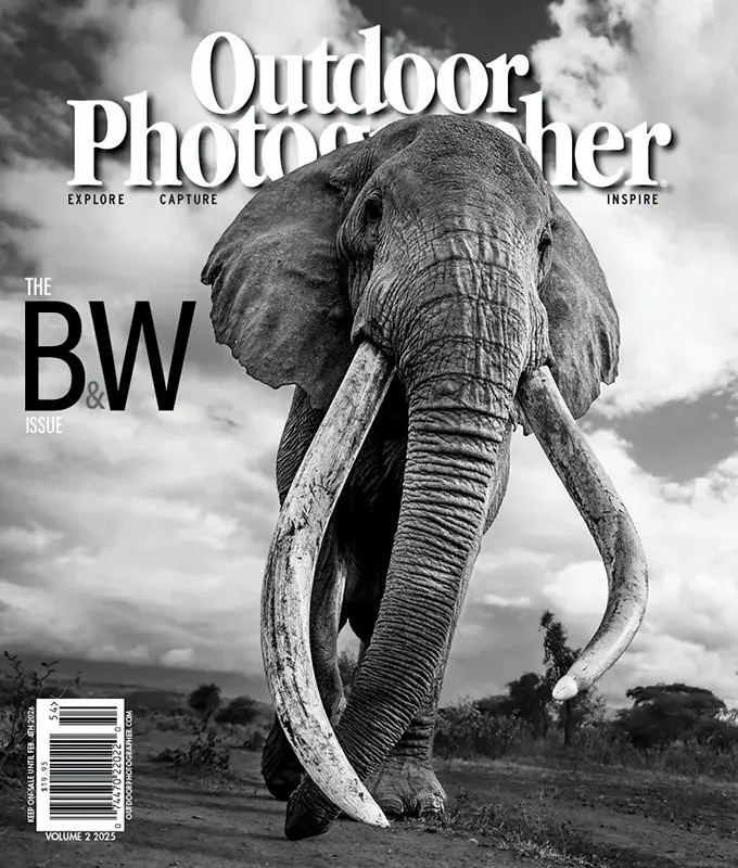 Ο Craig, ο θρυλικός «super tusker» ελέφαντας του Amboseli, σε ασπρόμαυρο πορτρέτο με τεράστιους χαυλιόδοντες.