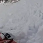 Σκιέρ και σκύλος παρασύρονται από χιονοστιβάδα όπως καταγράφηκε από κάμερα κράνους