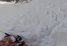 Σκιέρ και σκύλος παρασύρονται από χιονοστιβάδα όπως καταγράφηκε από κάμερα κράνους