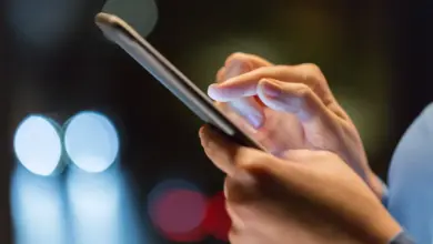 Χρήση smartphone με φωτισμένη οθόνη σε χαμηλό φωτισμό