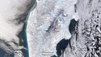 Δορυφορική εικόνα της Καμτσάτκα καλυμμένης από πυκνό χιόνι με ορατά ηφαίστεια και σύννεφα