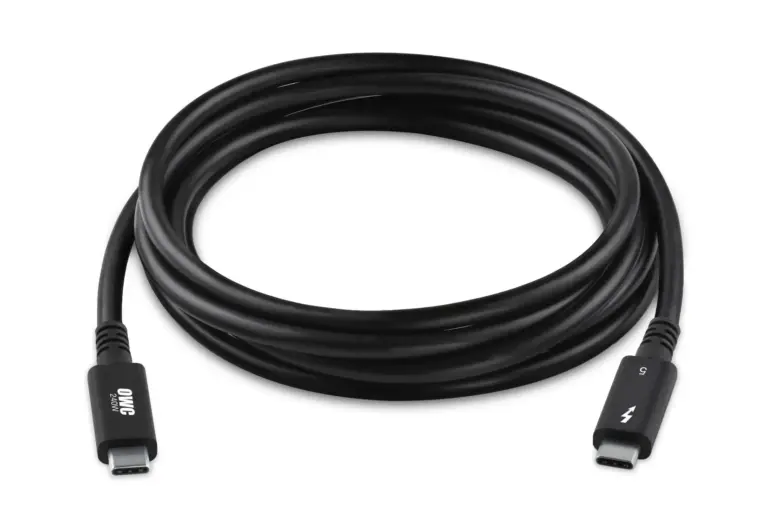 Close-up του πιστοποιημένου καλωδίου OWC Thunderbolt 5 (φαίνονται καθαρά τα βύσματα και η σήμανση “Thunderbolt”)
